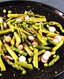 Salade fraîche d’asperges et radis