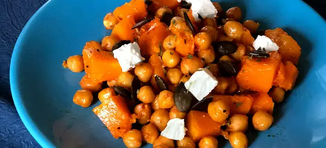 Salade tiède de butternut rôtie, pois chiche et feta