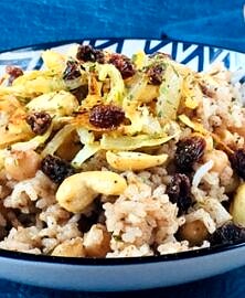 Riz aux épices, oignons grillés et noix de cajou