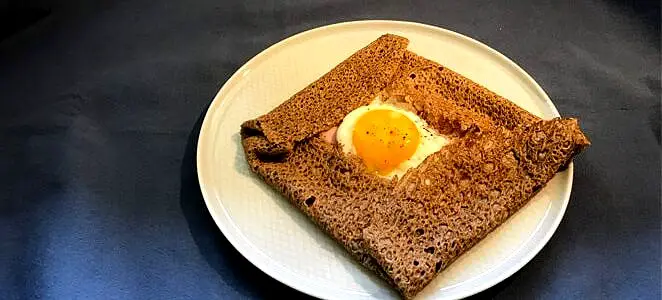 Galette bretonne complète (œuf, jambon, fromage)