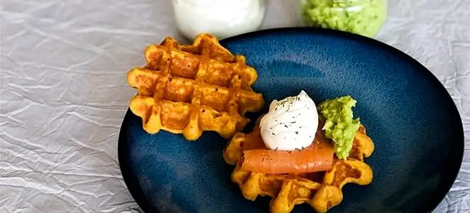 Gaufres de patates douces à la truite fumée et sa chantilly salée