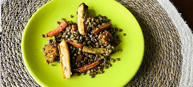 Légumes racines rôtis sur lit de lentilles blondes