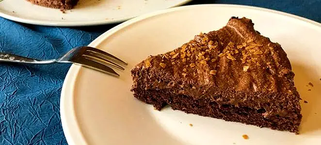 Gâteau de mousse au chocolat sur lit de génoise (sans gluten)