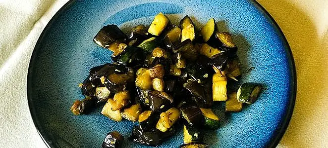 Poêlée d’aubergines et courgettes au thym et à l’ail