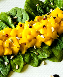 Salade de pousses d’épinards à la mangue