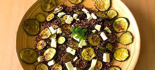 Salade de quinoa aux courgettes rôties et feta