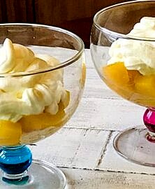 Coupe de mangue meringuée à la chantilly