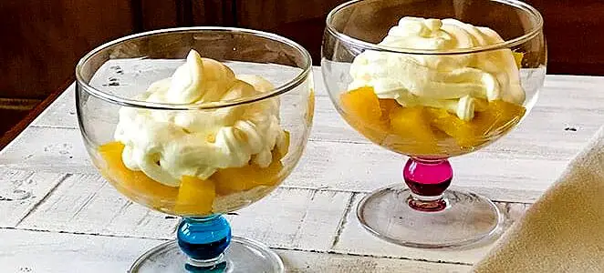 Coupe de mangue meringuée à la chantilly