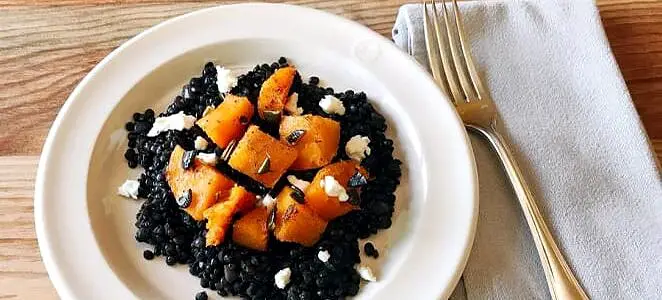 Butternut rôtie aux épices sur lit de lentilles Beluga