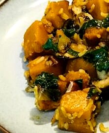 Poêlée de potimarron, chou kale et champignons aux éclats de noisettes