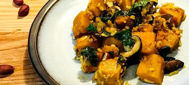 Poêlée de potimarron, chou kale et champignons aux éclats de noisettes