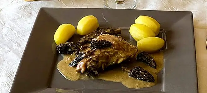 Poularde au vin jaune et morilles