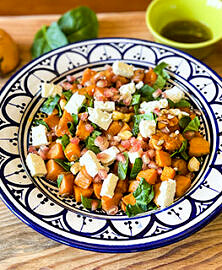 Salade tiède de patates douces rôties, pousses d’épinards et feta au za’atar