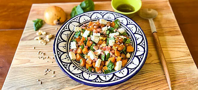 Salade tiède de patates douces rôties, pousses d’épinards et feta au za’atar