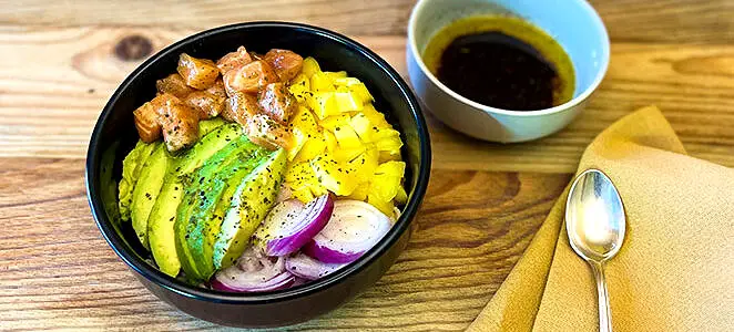 Poke bowl  au saumon sauce soja