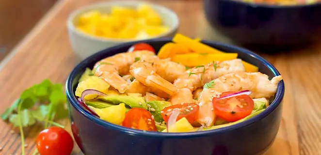 Poké bowl aux crevettes et fruits exotiques