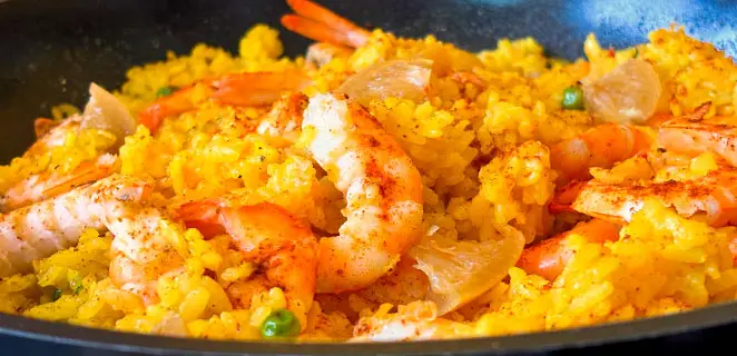 Riz jaune aux crevettes grillées