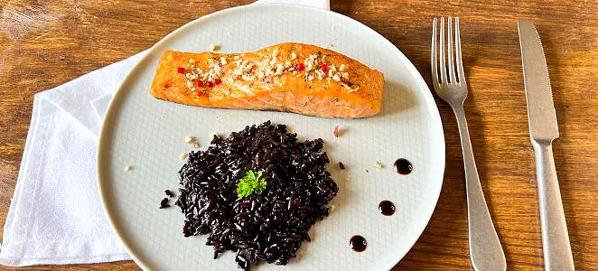 Pavés de saumon aux éclats de noisette et son riz vénéré